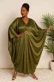 Robe caftan satin vert kaki grande taille – vue de face élégante avec broche dorée