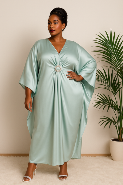 Robe caftan satin vert menthe grande taille – vue de face élégante avec broche dorée