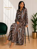 Robe chemise longue grande taille marron en viscose et coton avec col chemise, boutons et poches latérales.