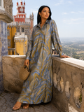 Robe chemise longue grande taille marron en viscose et coton avec col chemise, boutons et poches latérales.