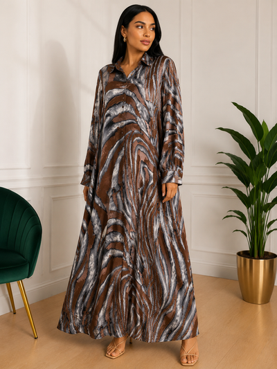 Robe chemise longue grande taille marron en viscose et coton avec col chemise, boutons et poches latérales.
