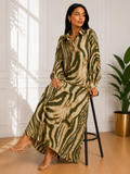 Robe chemise longue grande taille vert en viscose et coton avec col chemise, boutons et poches latérales.