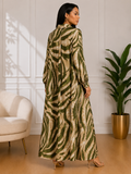 Vue de dos de la robe chemise longue grande taille verte en viscose et coton.