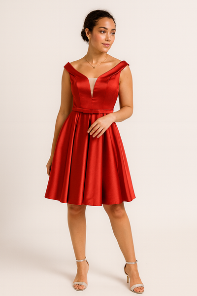femme métisse portant une robe de cocktail courte rouge satinée à décolleté chic de profil