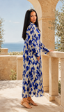 Vue de profil de la robe longue beige et bleu roi avec manches longues