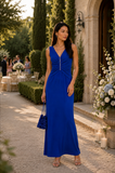 Robe longue bleu royal élégante avec col V, détail de perles et coupe fluide.