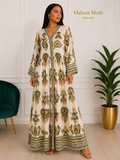 Vue de profil de la robe longue bohème grande taille bleue avec col V et manches longues.