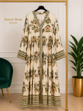 Robe longue bohème grande taille verte présentée sur cintre.