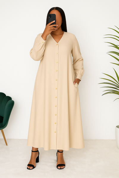 Vue de profil d’une robe longue boutonnée beige, fluide et chic.