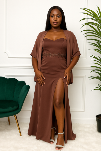 Femme en robe bustier marron avec fente, assortie d’une étole élégant.