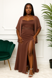 Femme en robe bustier marron avec fente, assortie d’une étole élégant.