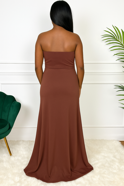 Vue de dos d’une robe longue bustier marron fluide et élégante.