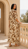 Vue de dos de la robe longue camel et marron avec manches trois-quarts