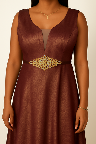 Détail ceinture dorée sur robe longue satinée chocolat – Hafsoit Mode
