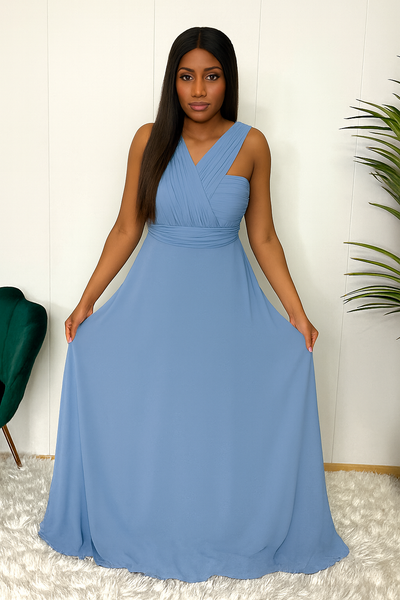 Détail du décolleté croisé plissé d’une robe longue fluide de soirée bleu poussière Hafsoit Mode.
