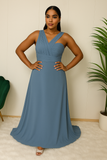 Détail de la taille cintrée d’une robe longue fluide bleu poussière chic et féminine.