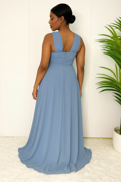 Vue de dos d’une robe longue fluide bleu poussière avec tombé chic et coupe évasée élégante.