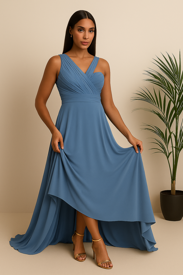 Vue de face d’une robe longue fluide bleu poussière Hafsoit Mode, élégante avec décolleté croisé plissé.
