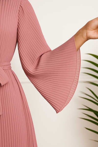 Robe longue plissée rose poudré avec manches évasées – vue rapprochée du tissu fluide Hafsoit Mode