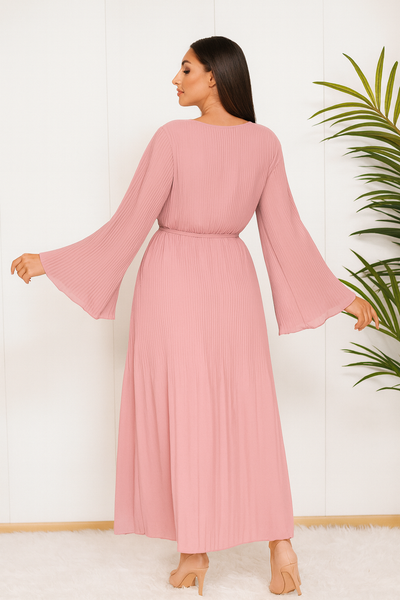 Robe longue plissée rose – vue complète du modèle avec ceinture nouée à la taille