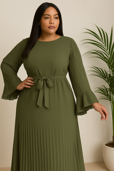 Robe plissée verte fluide Hafsoit Mode – mannequin grande taille en pose élégante