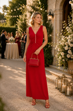 Robe longue rouge élégante avec col V, détail de perles et coupe fluide pour mariage et cérémonie.