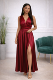 robe longue satinée bordeaux avec fente idéale pour soirée élégante