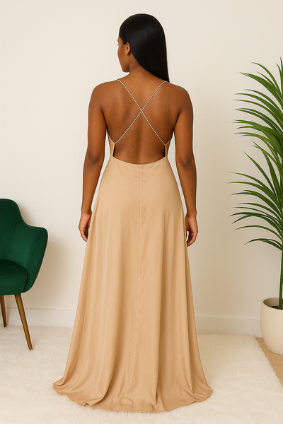 Vue arrière d’une robe longue satinée camel, coupe fluide et élégante, avec dos nu et bretelles croisées.