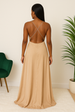 Vue arrière d’une robe longue satinée camel, coupe fluide et élégante, avec dos nu et bretelles croisées.
