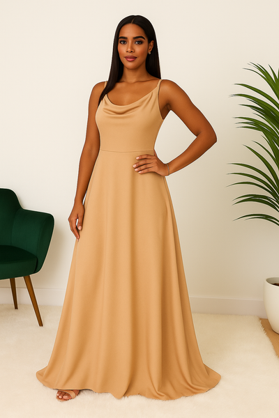 Femme debout portant une robe longue satinée camel fluide, avec bretelles fines et coupe évasée chic.