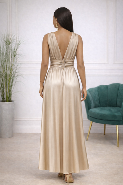 robe longue satinée avec dos décolleté profond vue arrière élégante