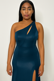 Profil d’une robe longue bleu nuit asymétrique avec fente