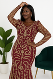 Robe sirène bordeaux brodée or, vue trois-quarts, manches longues et coupe élégante.