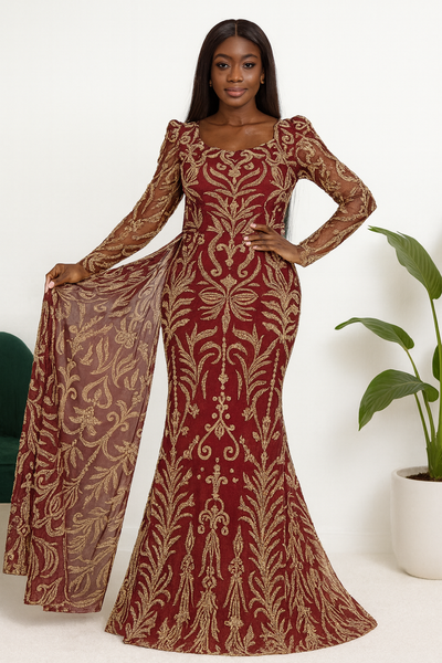 Robe sirène longue bordeaux brodée or, vue de face, manches longues transparentes et traîne élégante.