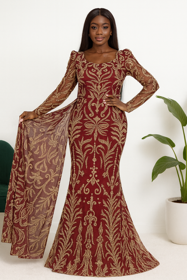 Robe sirène longue bordeaux brodée or, vue de face, manches longues transparentes et traîne élégante.