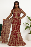Robe sirène longue bordeaux brodée or, vue de face, manches longues transparentes et traîne élégante.