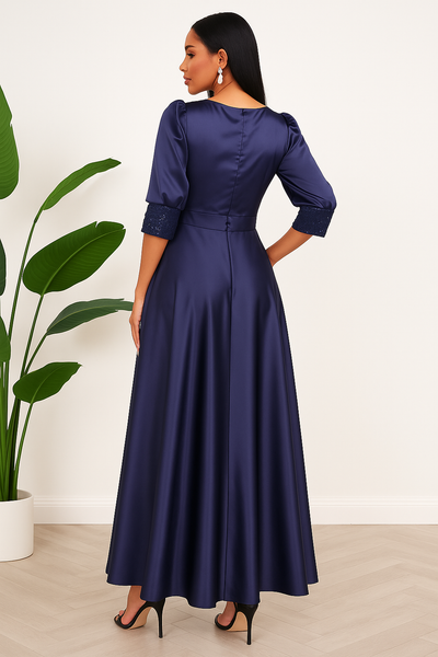 Robe de soirée longue bleu nuit en satin vue de dos, coupe fluide et élégante avec manches mi-longues.