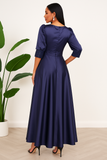 Robe de soirée longue bleu nuit en satin vue de dos, coupe fluide et élégante avec manches mi-longues.