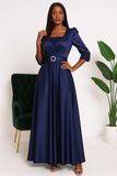 : Robe de soirée satin bleu nuit, élégante et fluide, vue de profil arrière avec ceinture bijou