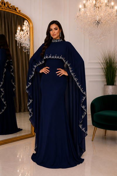 Robe de soirée longue bleu marine portée avec la cape ouverte