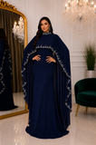 Robe de soirée longue bleu marine portée avec la cape ouverte