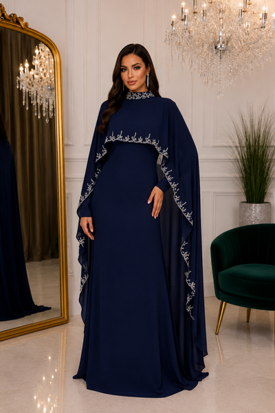 Femme portant une robe de soirée longue bleu marine avec cape, vue de face