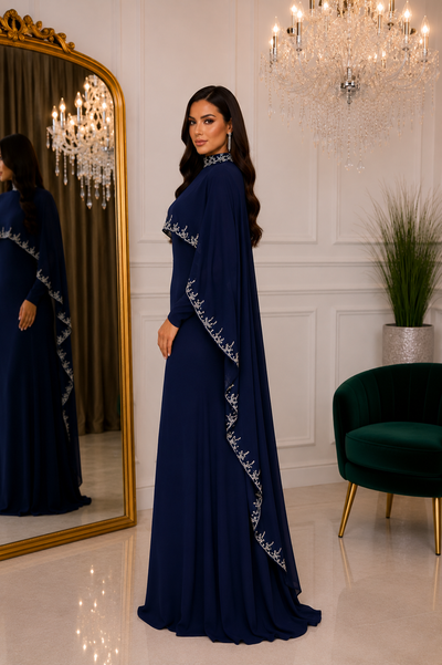 Vue de profil de la robe de soirée longue bleu marine avec cape
