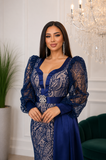 Détail du devant brodé de la robe de soirée sirène bleue