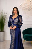 Vue rapprochée des broderies et des manches bouffantes de la robe de soirée bleue
