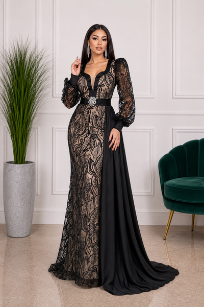 Femme présentant la robe de soirée sirène noire et beige dans une autre pose