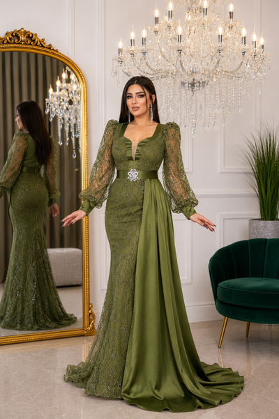 Femme portant la robe de soirée sirène vert kaki dans une autre pose