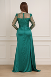 Vue arrière d’une robe de soirée longue verte en satin avec manches sequins