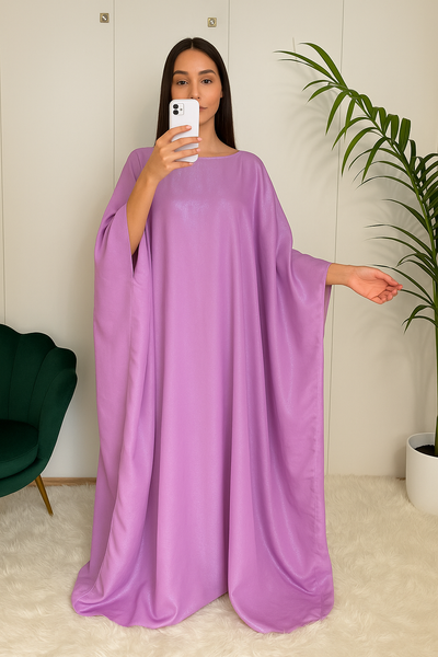 Femme élégante portant une abaya papillon lavande fluide et brillante, Hafsoit Mode.