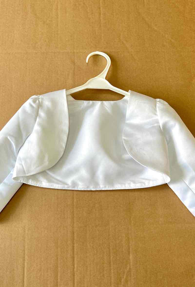 Boléro blanc en satin manches longues pour petite fille avec fleur et nœud papillon